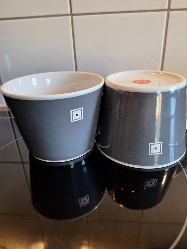 Douwe Egbert mokken.  Bieden, Ophalen of Verzenden, Aardewerk, Overige stijlen, Kop(pen) en/of Schotel(s)