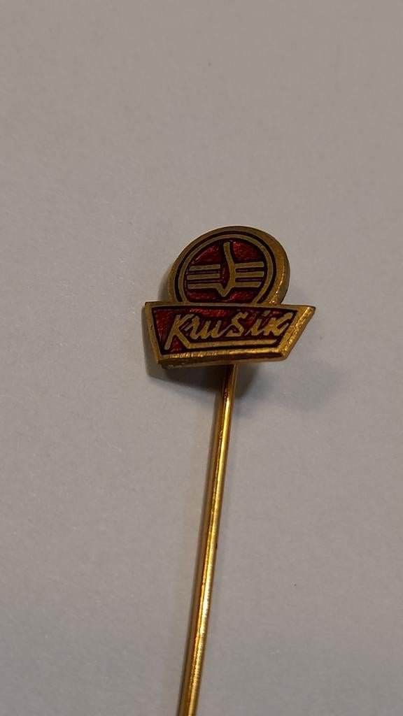 Vintage Krusik Speldje, Verzamelen, Speldjes, Pins en Buttons, Ophalen of Verzenden, Gebruikt, Merk, Speldje of Pin