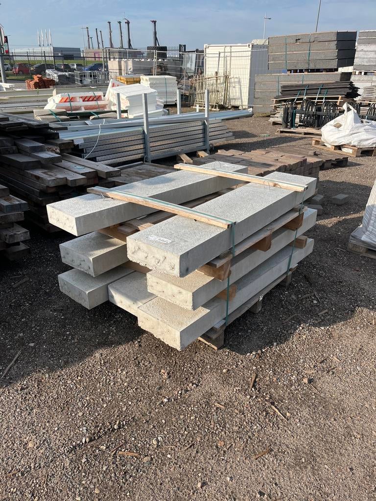 Prefab betonnen lateien / balken – 120kg – 1454mm & 1518mm, Ophalen, Zo goed als nieuw, Bakstenen