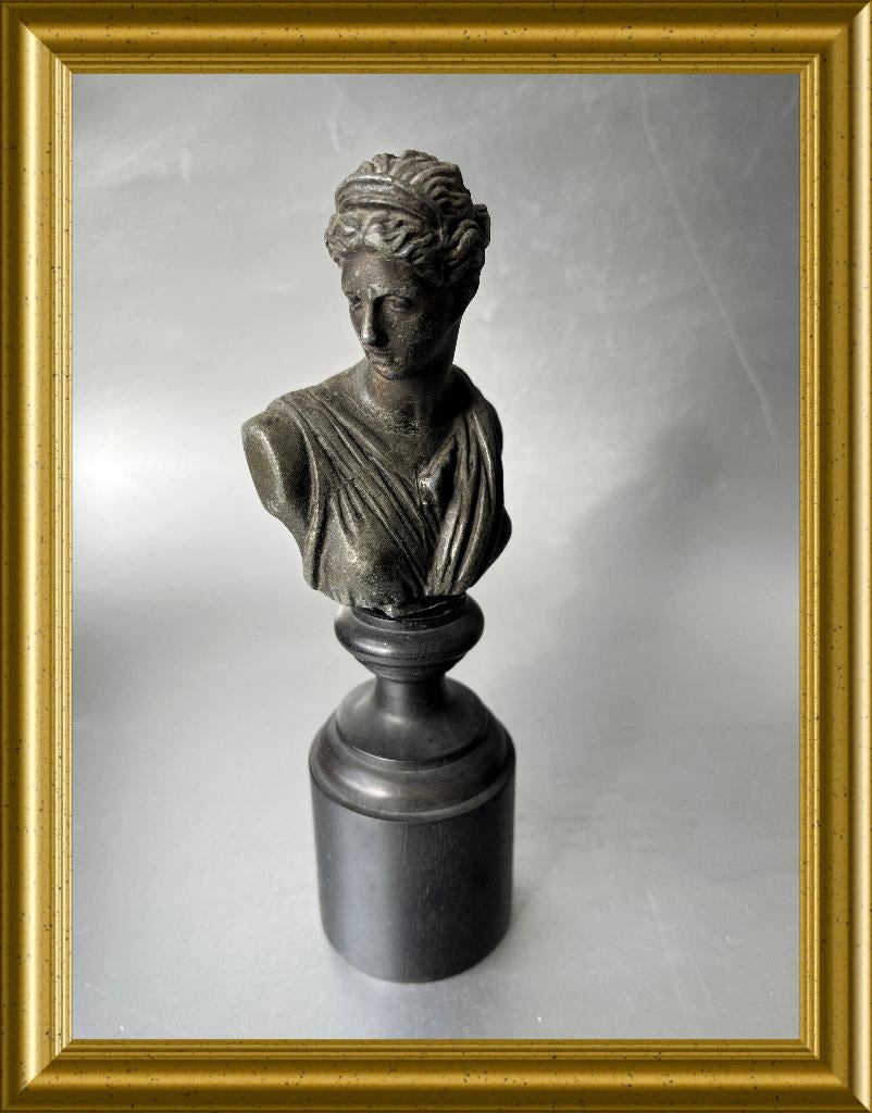 Oude buste op sokkel, Artemis, Diana, Griekse godin, Antiek en Kunst, Ophalen of Verzenden