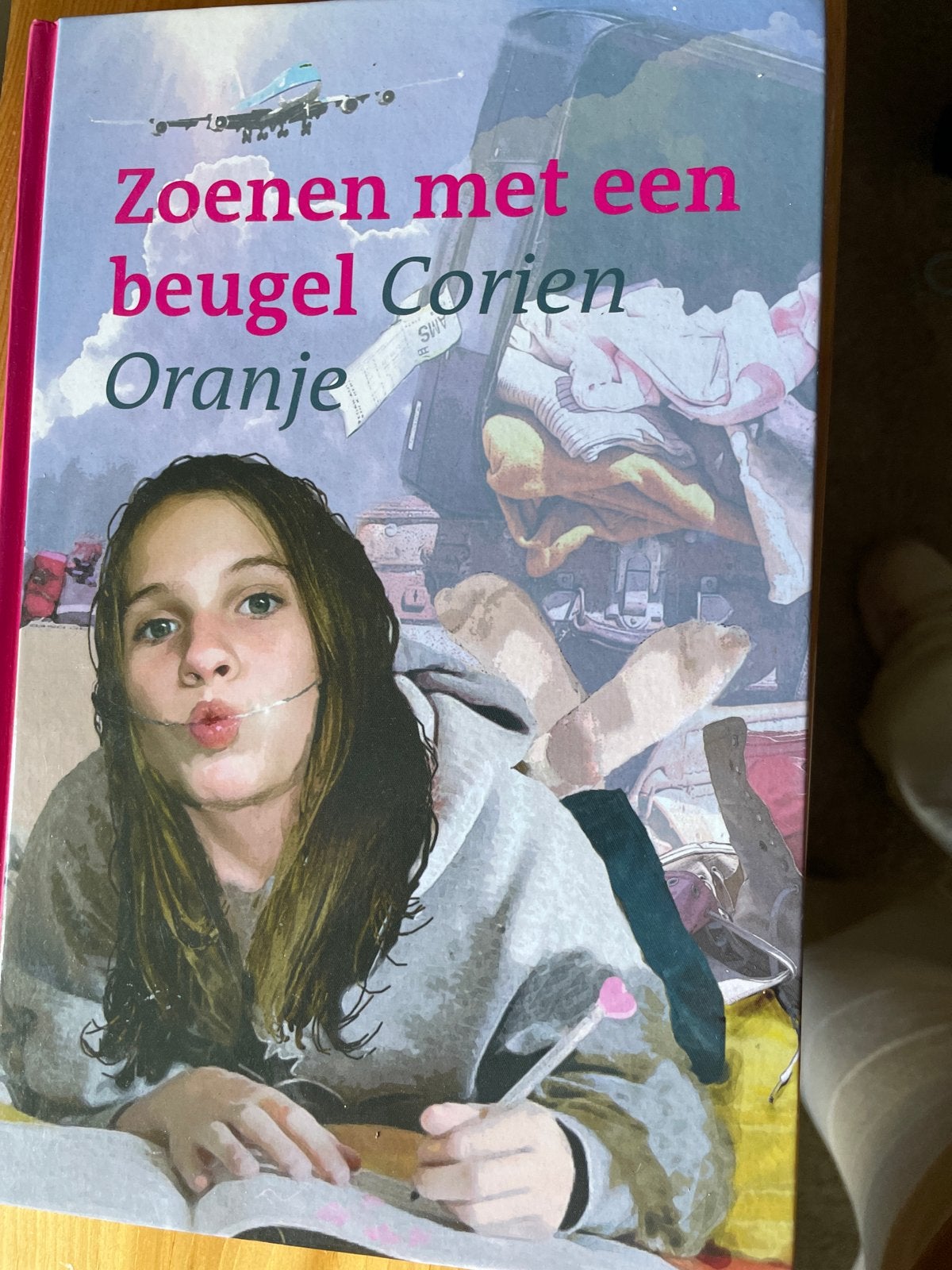Zoenen met een beugel - Corien Oranje, Ophalen of Verzenden, Zo goed als nieuw, Fictie