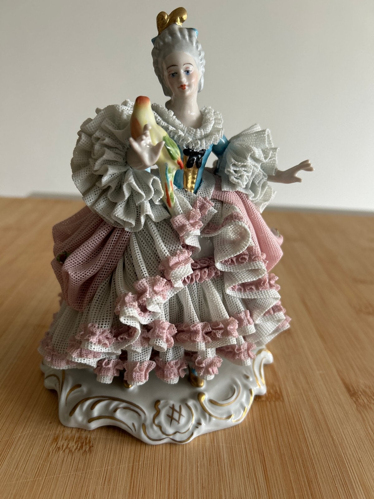 Dresden Porseleinen Beeldje - Dame met Papegaai, Ophalen of Verzenden