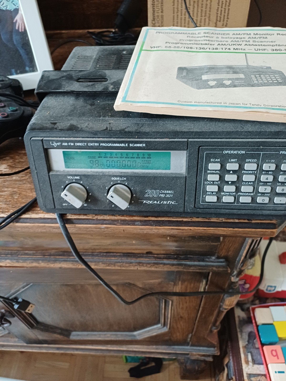 realistic pro 2021, 200 kanaals scanner met boekje., Telecommunicatie, Ophalen of Verzenden, Gebruikt, 200 tot 500 kanalen