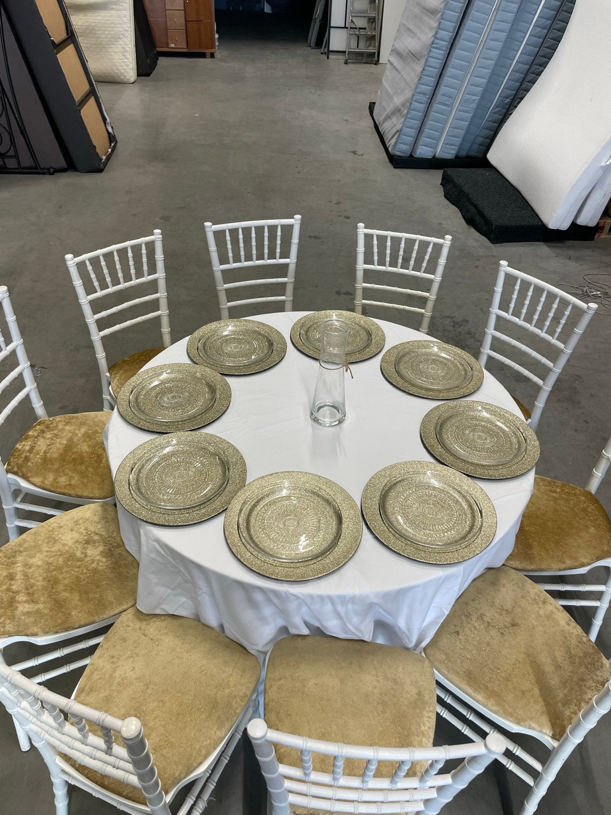 8 Tafels met 100 Stoelen voor Feestzaal/Horeca - Wit/Goud, Ophalen, Zo goed als nieuw, Kunststof