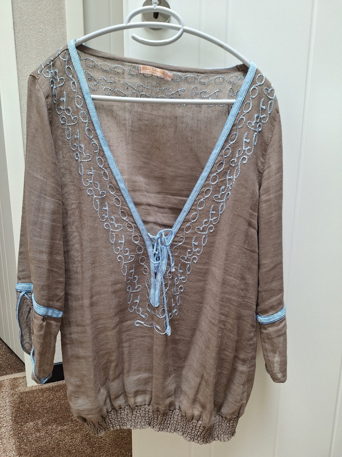 Boho blouse taupe met lichtblauw borduurwerk, Bella Ragazza, Bruin, Maat 42/44 (L), Ophalen of Verzenden, Zo goed als nieuw