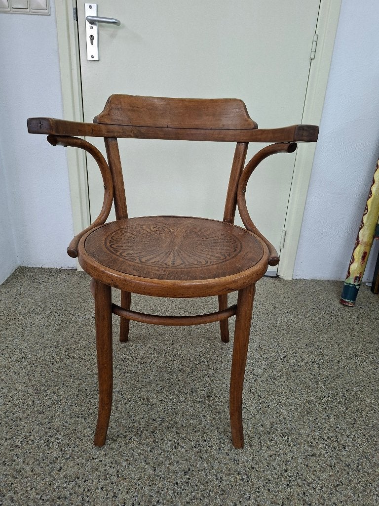 Antieke Thonet stoel met armleuningen en houtsnijwerk, Ophalen
