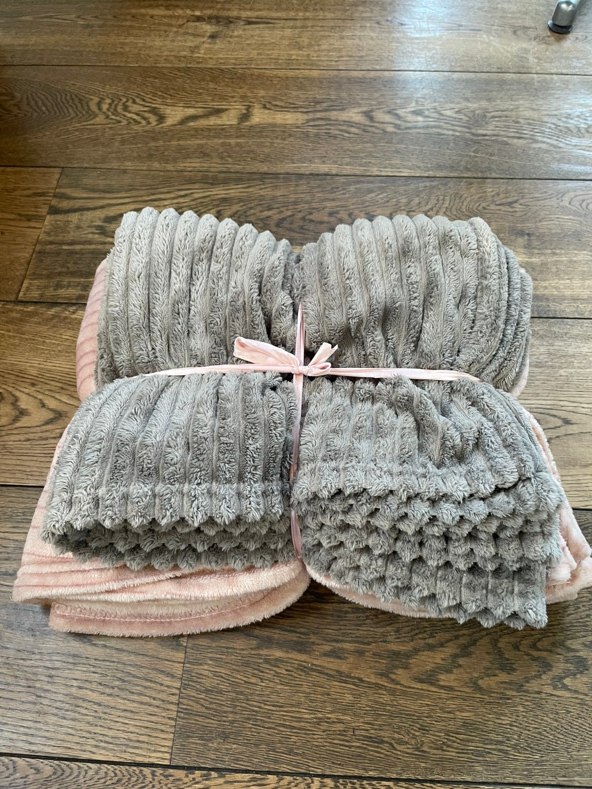 Fluffy grijs - roze dekentjes, Ophalen of Verzenden, Zo goed als nieuw, Grijs, Polyester