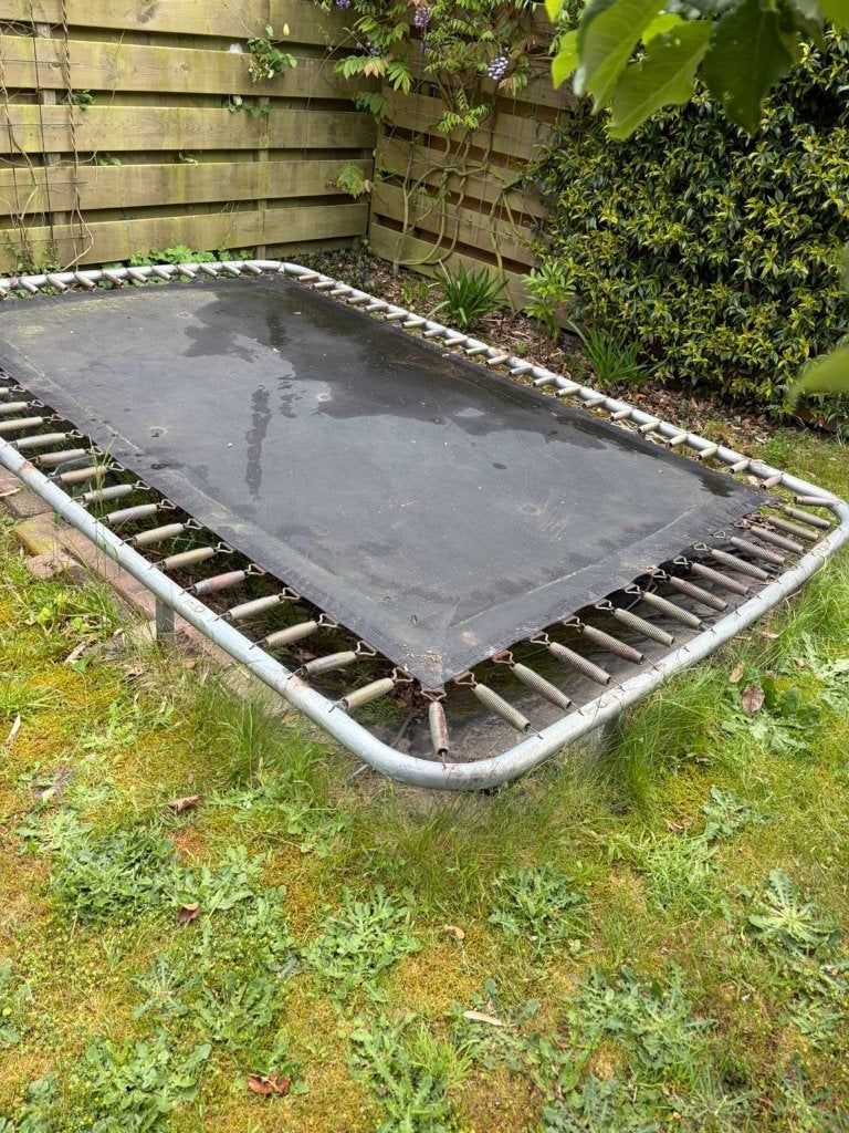 Trampoline, 330 x 220. Gratis op te halen, Ophalen, Gebruikt