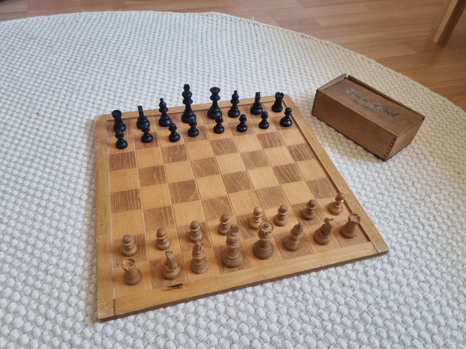 Vintage Staunton Schaakspel met Houten Bord en Doosje, Een of twee spelers, Ophalen of Verzenden, Gebruikt