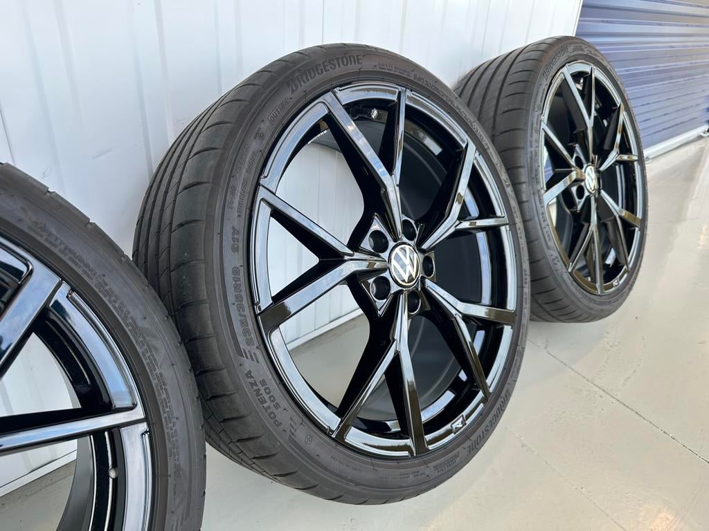 19'' VW Golf 8R GTI Estoril Zwart 5H0601025 Velgen Bridgesto, Auto-onderdelen, Banden en Velgen, 19 inch, Gebruikt, Banden en Velgen