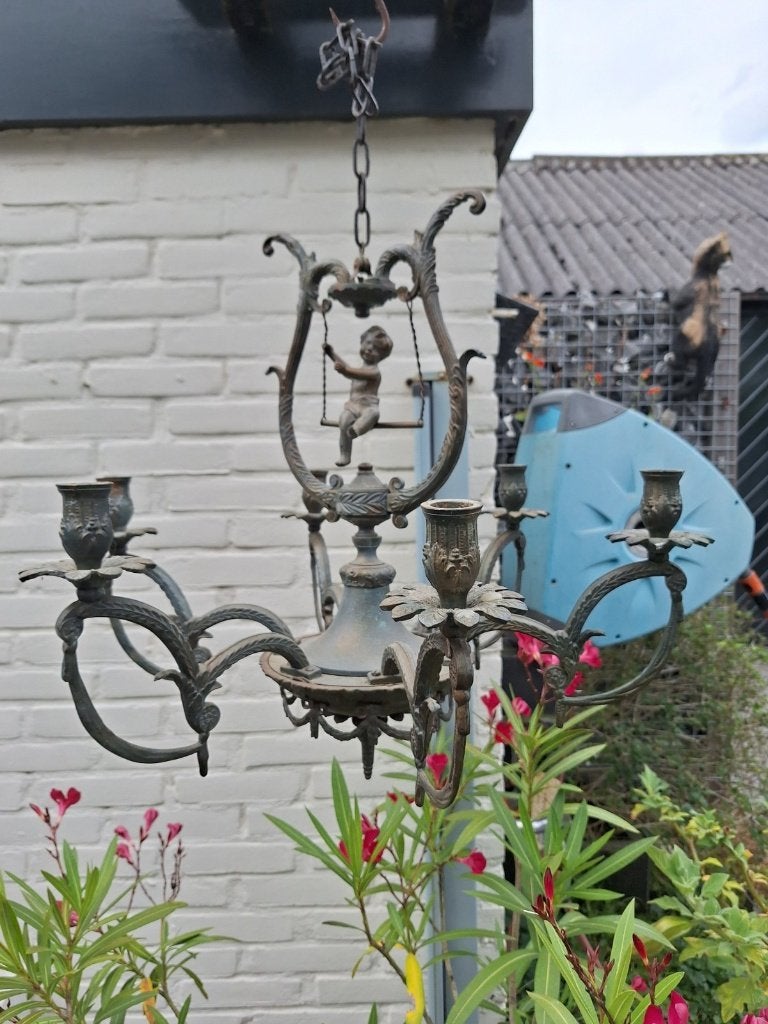 Antieke plafond kandelaar met engel op een schommel, Ophalen, Koper of Brons