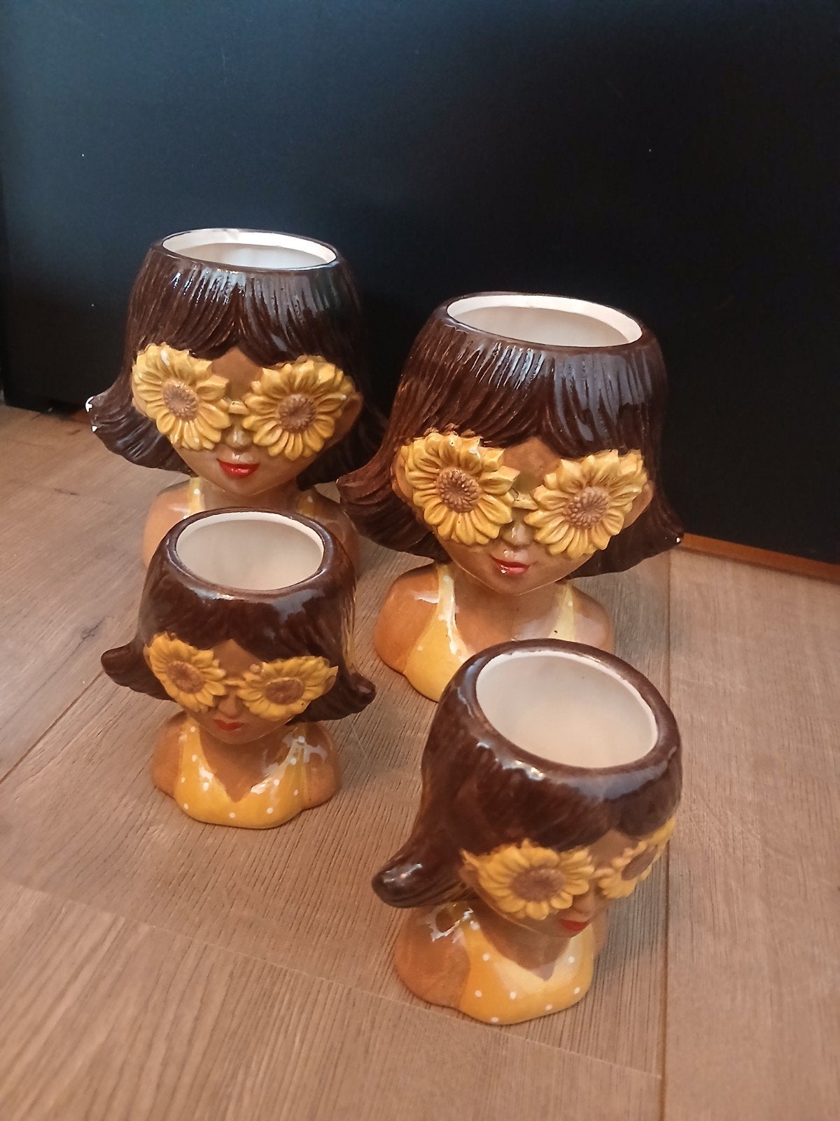 Set van 4 bloempotten 'Meisje met zonnebloem zonnebril', Gebruikt, Overige stijlen, Ophalen of Verzenden, Bruin