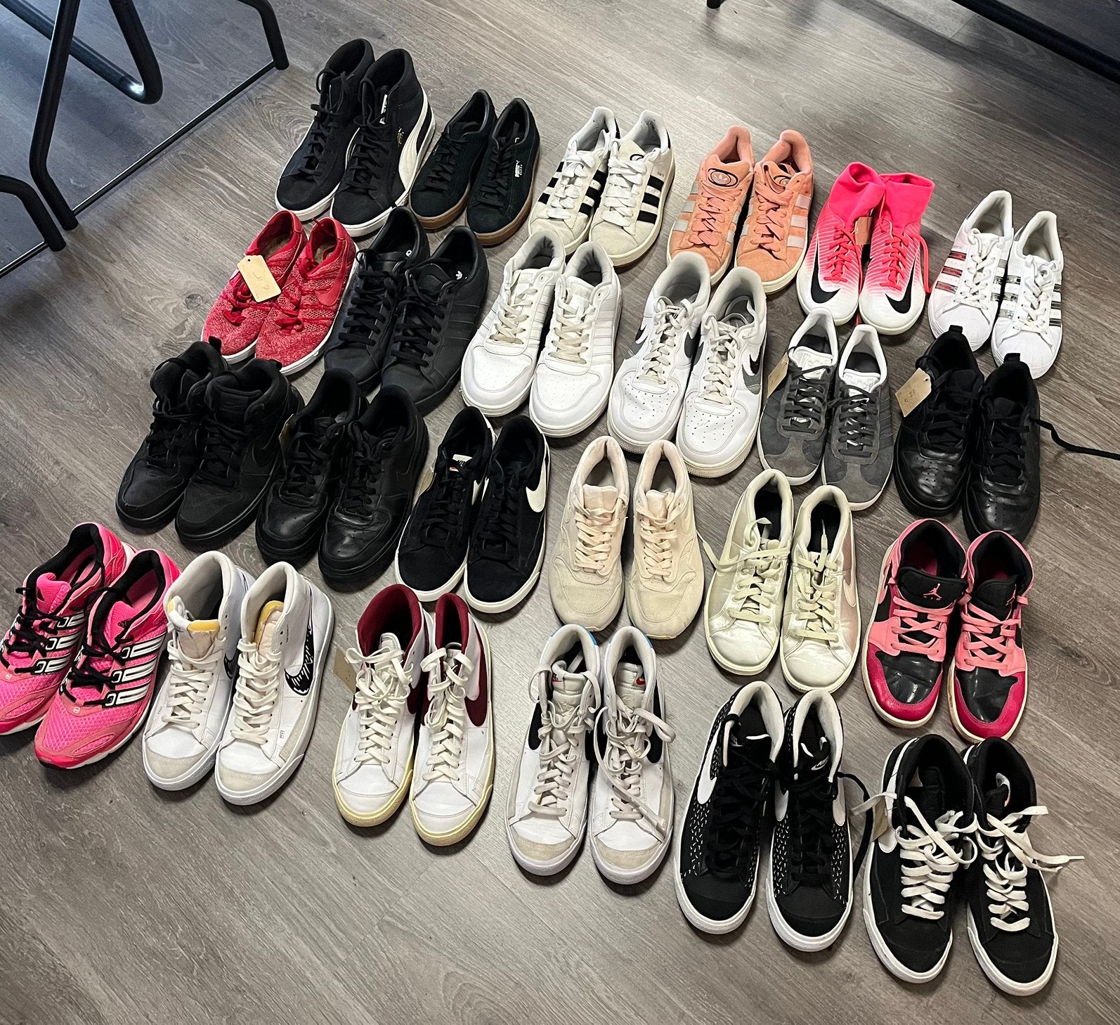 Partij 24 sneakers Nike, Adidas en Puma in topconditie, Ophalen of Verzenden, Zo goed als nieuw, Overige kleuren, Sneakers of Gympen
