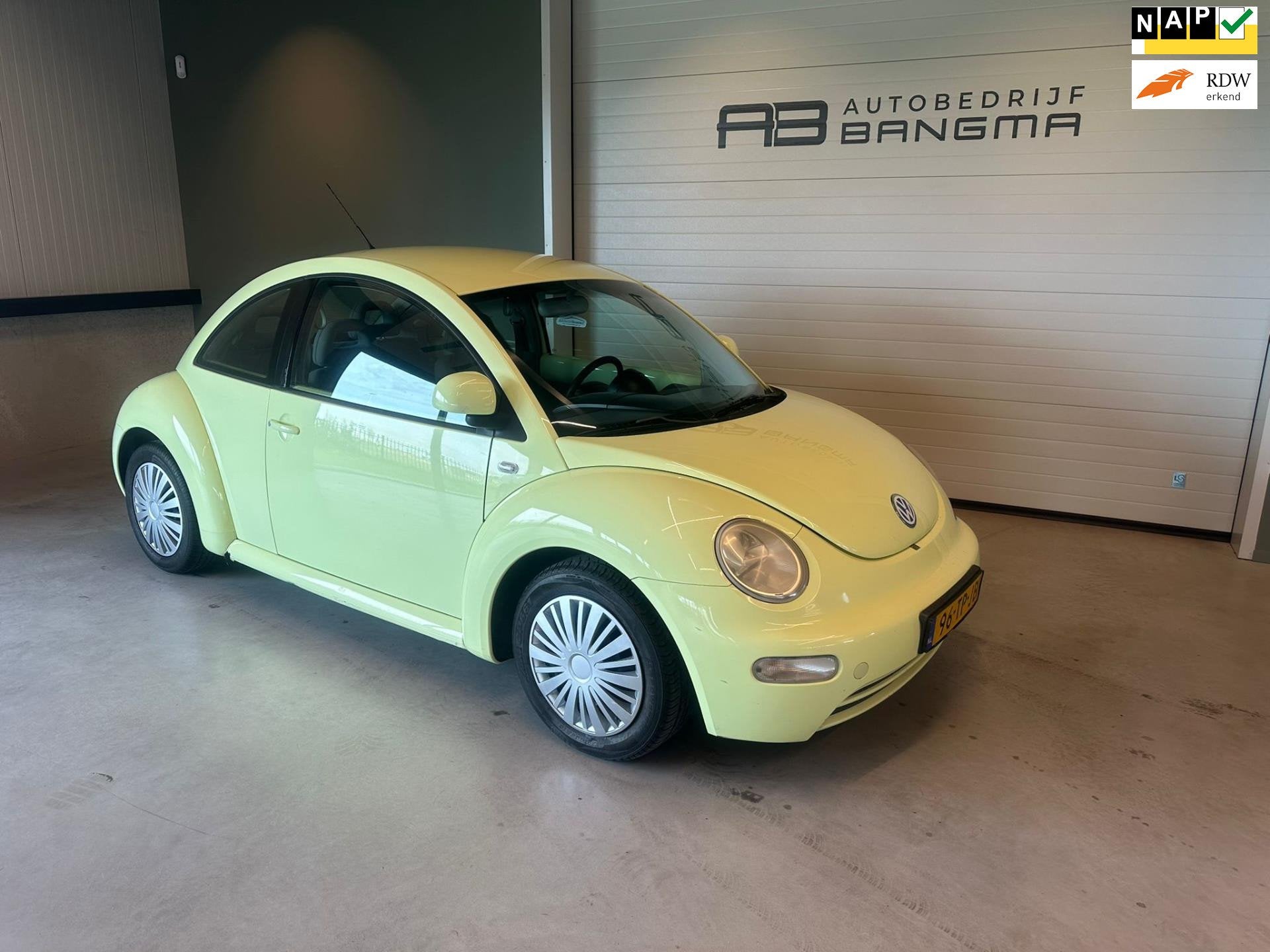 Volkswagen New Beetle 2.0i HIGHLINE-uitvoering|AIRCONDITIONI, Stof, Gebruikt, Beetle (Kever), 4 cilinders