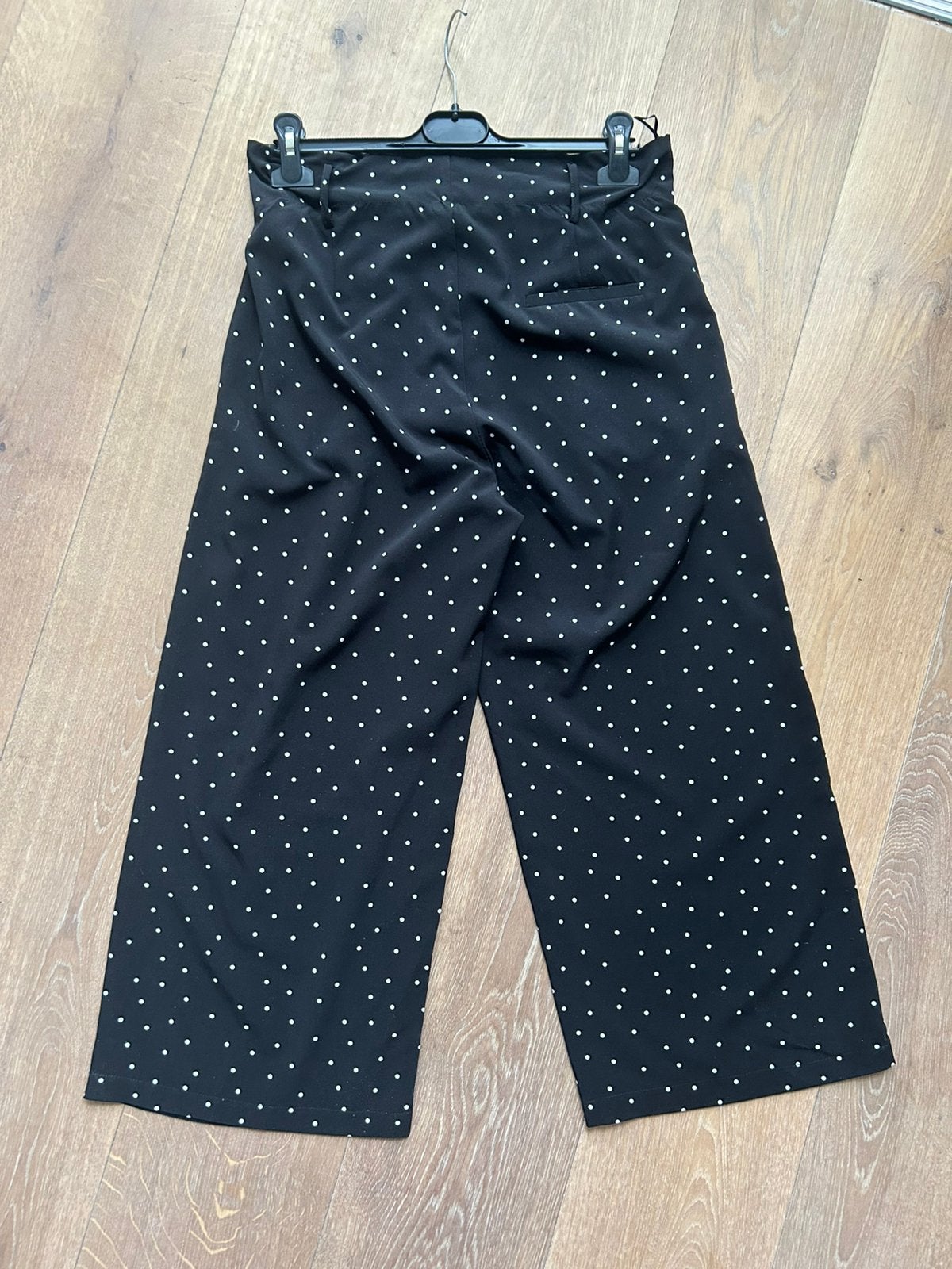 AKOZ driekwart broek zwart met witte bolletjes mt M, Maat 38/40 (M), -, Verzenden, Akoz