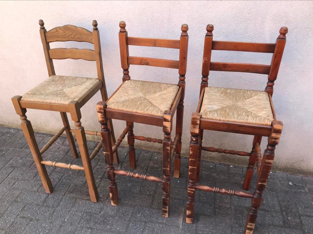 Twee houten barstoelen met losse rieten zitting, Huis en Inrichting, Barkrukken, Ophalen, Gebruikt, Hout, 90 cm of meer