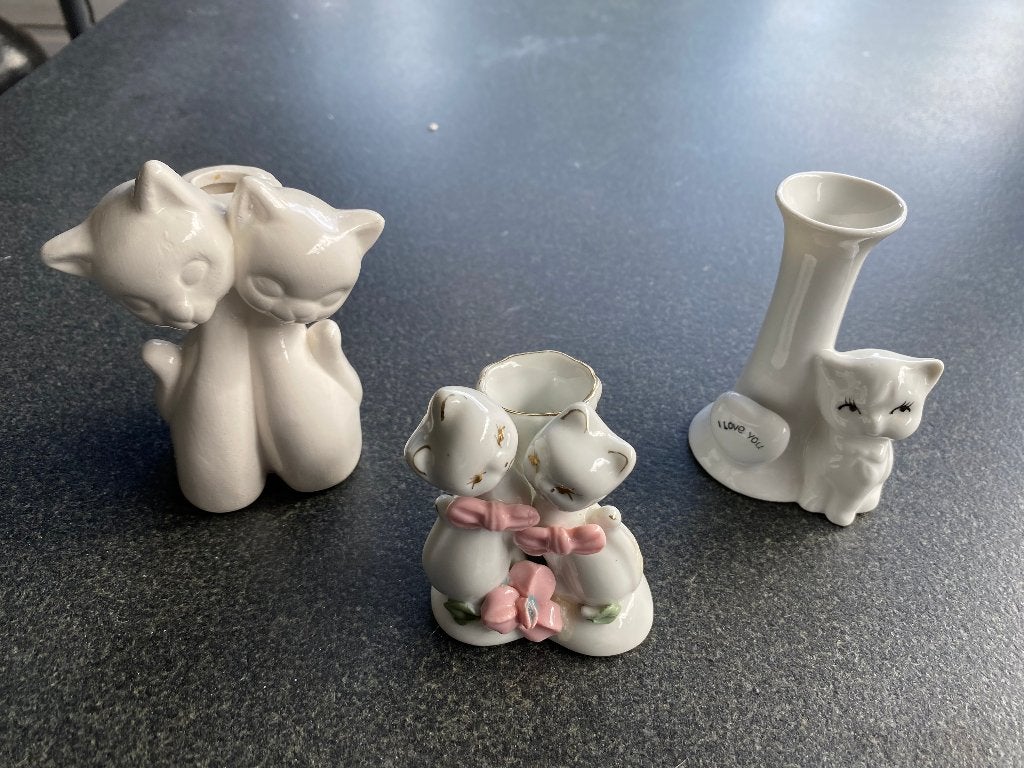 3 Porseleinen poezenbeeldjes met houdertje, Ophalen of Verzenden, Zo goed als nieuw, Hond of Kat, Beeldje of Figuurtje
