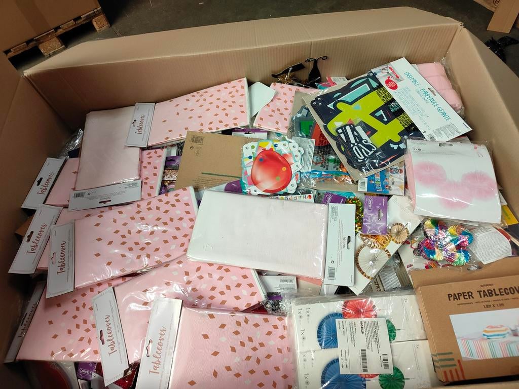 Palletbox vol met feestartikelen, Ophalen, ., Nieuw, .