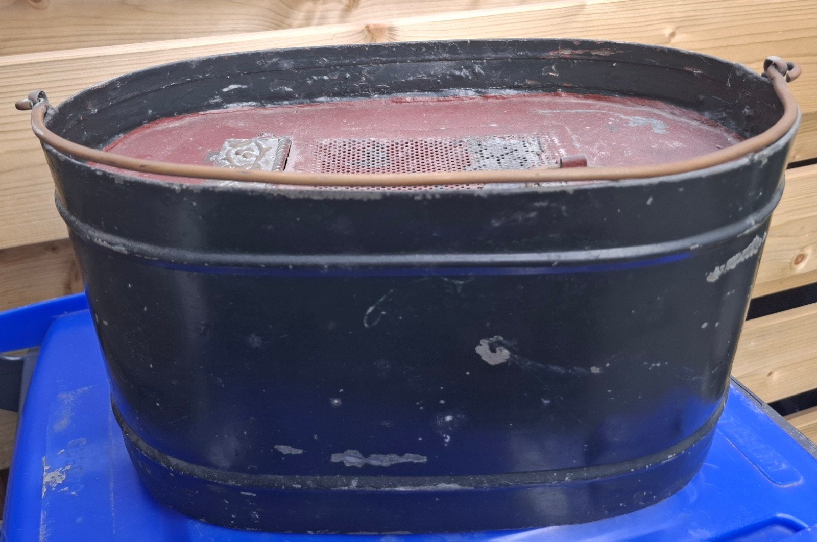 Visbun,  of te wel Kanis. Ovaal met deksel. € 25,--, Ophalen of Verzenden