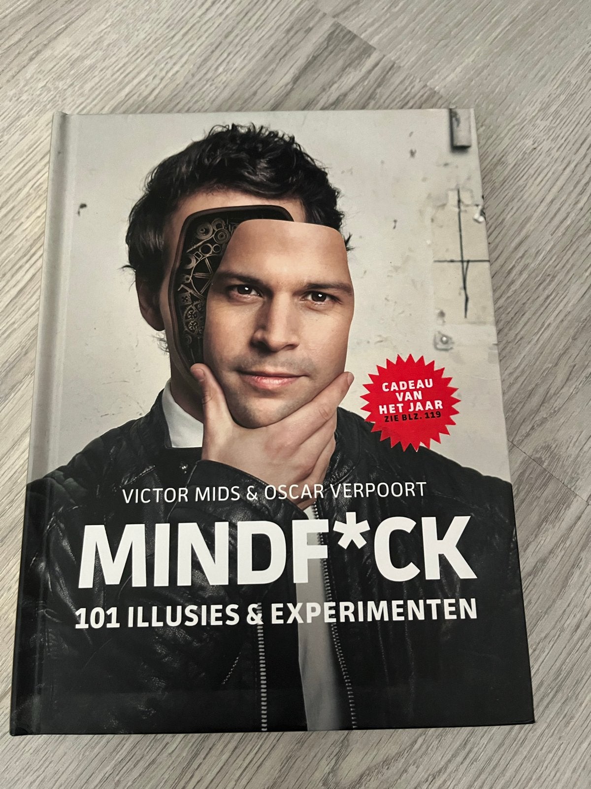 MINDF*CK: 101 Illusies & Experimenten - Victor Mids, Boeken, Ophalen of Verzenden, Zo goed als nieuw, Overige onderwerpen