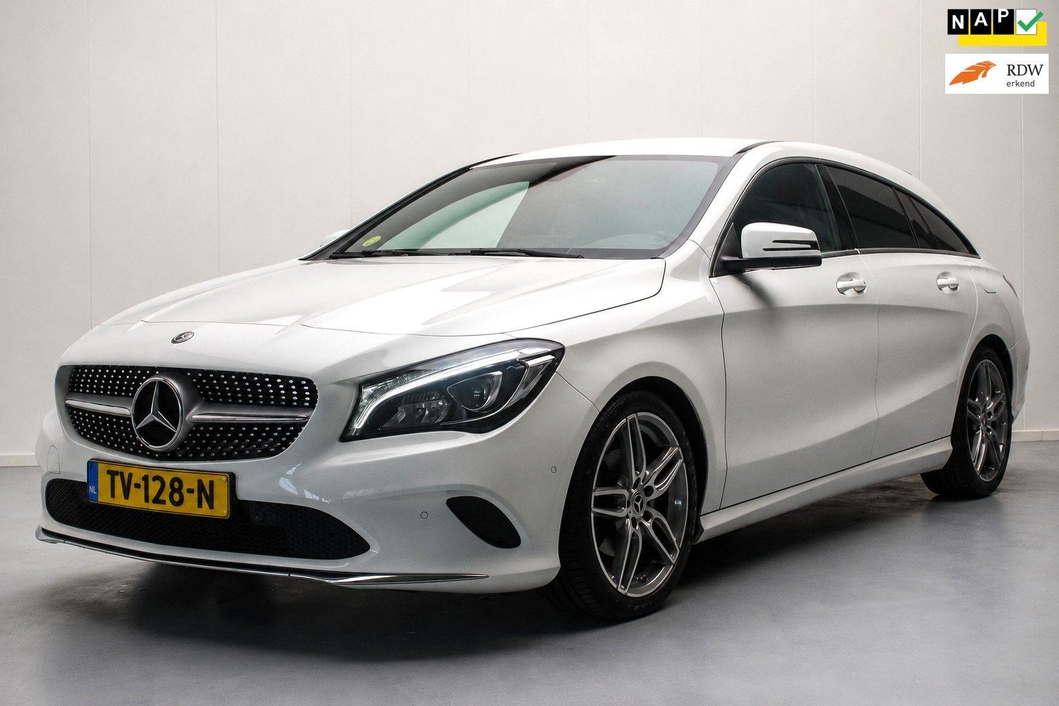 Mercedes-Benz CLA-klasse Shooting Brake 180 D AMG Line Upgra, Auto's, Gebruikt, 4 cilinders, Leder en Stof, Wit