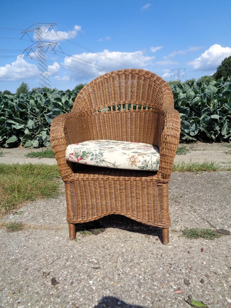 Vintage rotan kuipfauteuil met bloemenkussen, Huis en Inrichting, Ophalen, Boheemse, botanische of vintage interieurstijl., Gebruikt
