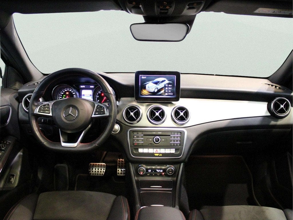 Mercedes-Benz GLA 180 Business Solution AMG Night Upgrade Pa, Auto's, Mercedes-Benz, 12 maanden, Gebruikt, 4 cilinders, Leder en Stof