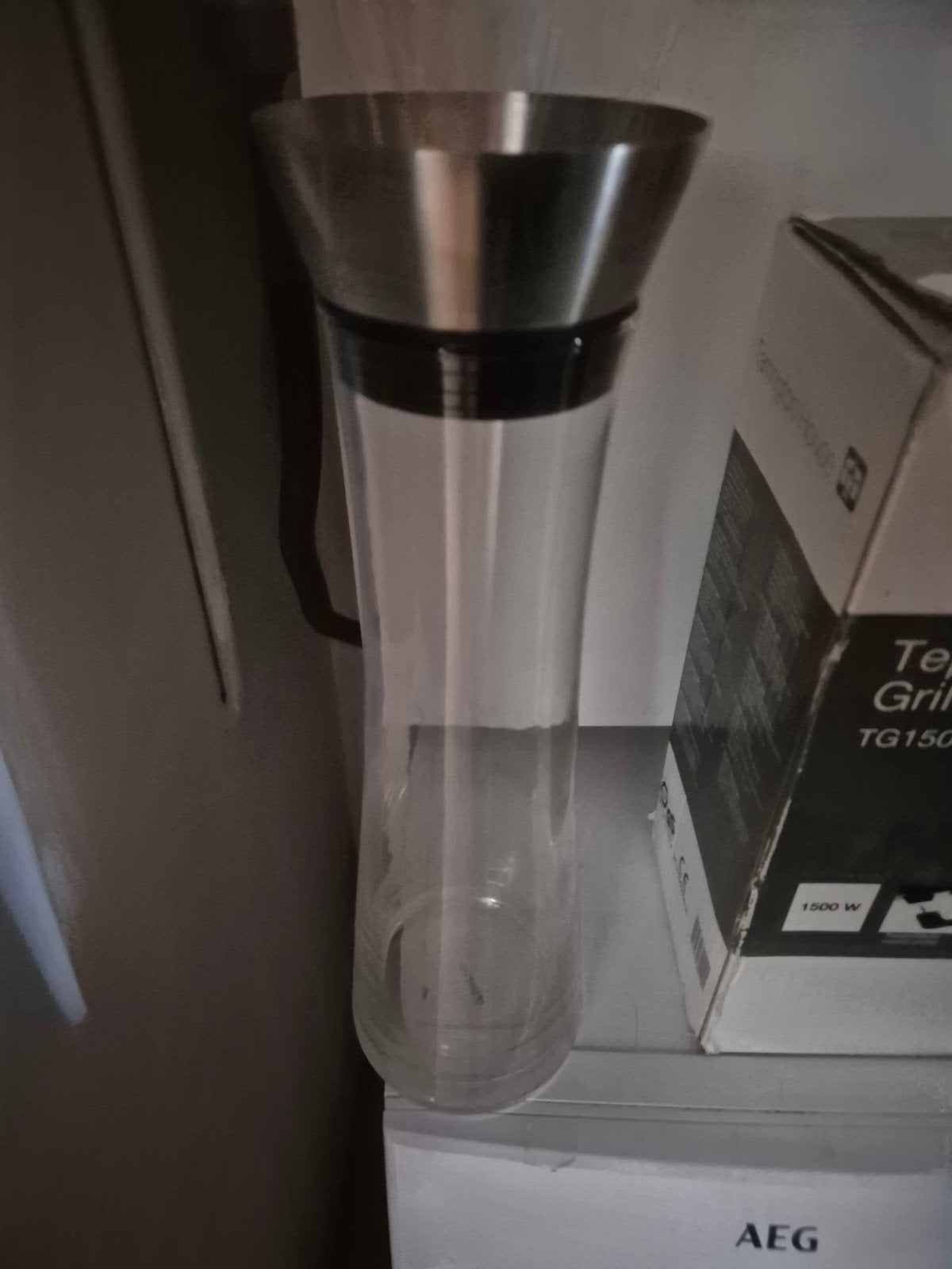 Glazen waterkaraf met metalen dop, Ophalen