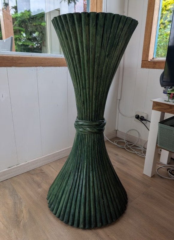 Stevige rotan bamboe diabolo tafeltje / zuil McGuire, Huis en Inrichting, Tafels | Bijzettafels, Ophalen, Minder dan 55 cm, Rond