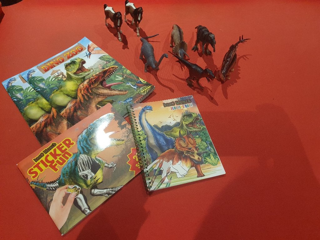 Dinosaurus stickerboeken en speelset, Ophalen of Verzenden, Zo goed als nieuw, Knutselen