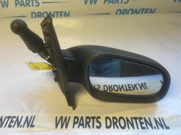 Buitenspiegel rechts van een Volkswagen Fox
