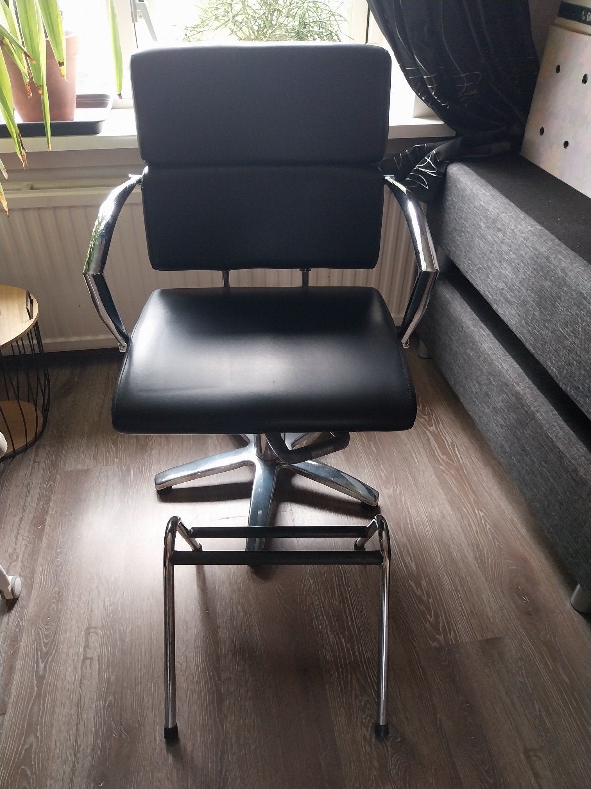Pompstoel met voetensteun, Huis en Inrichting, Stoelen, Ophalen, Gebruikt, Zwart, Eén