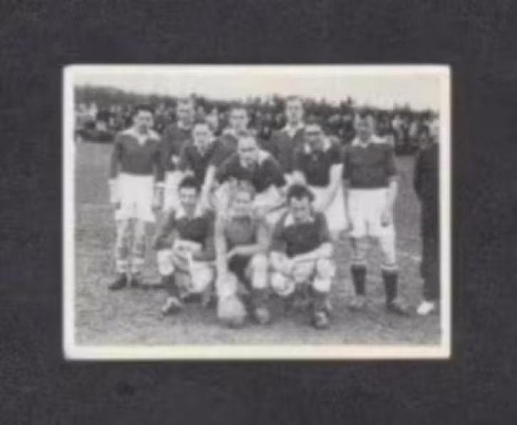 Voetbalplaatje Dierense Boys Dieren 1951-1952., Ophalen of Verzenden, Zo goed als nieuw