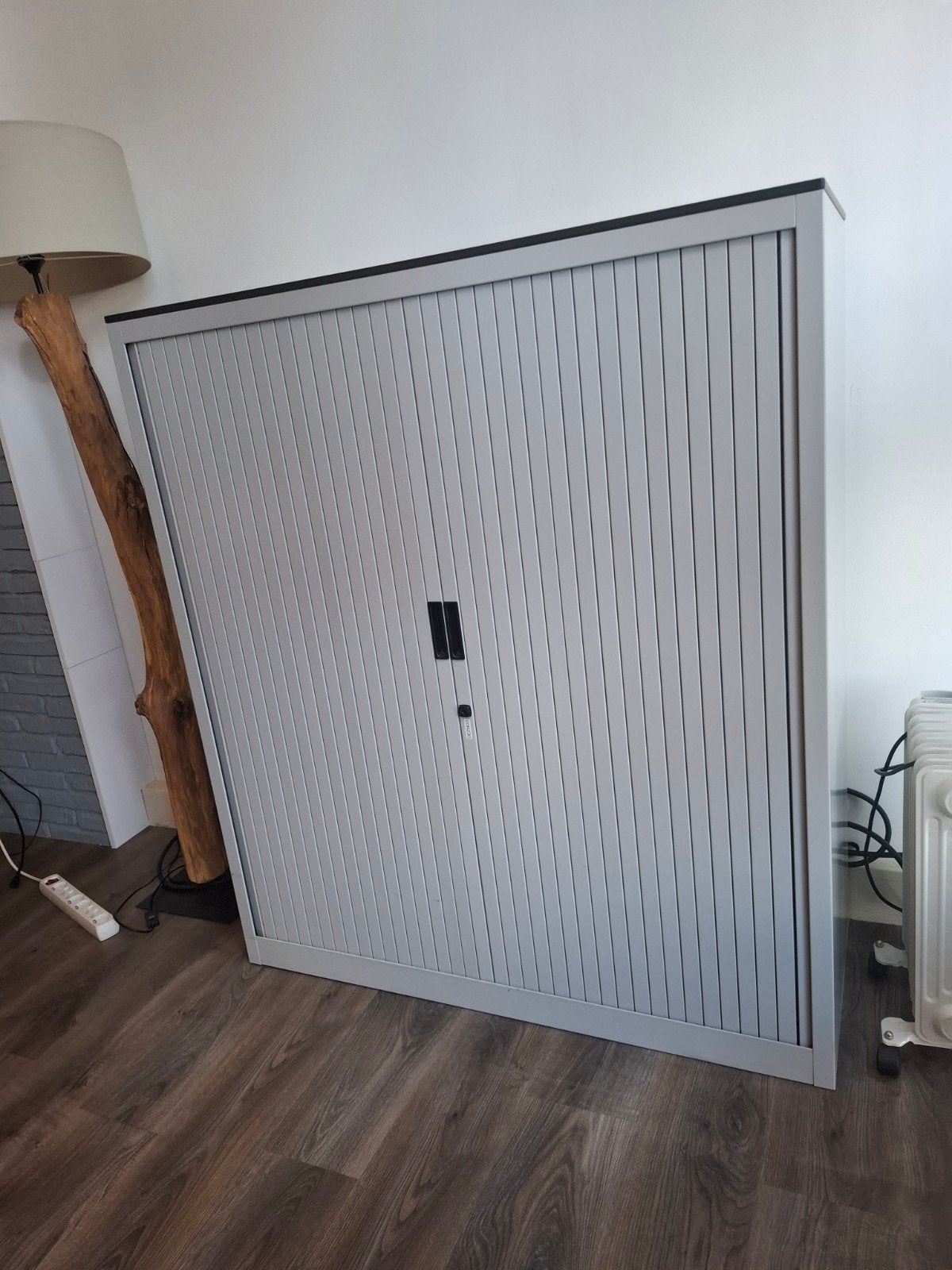Metalen roldeurkast met 2 legplanken, Ophalen, Gebruikt, 100 tot 150 cm, 100 tot 150 cm