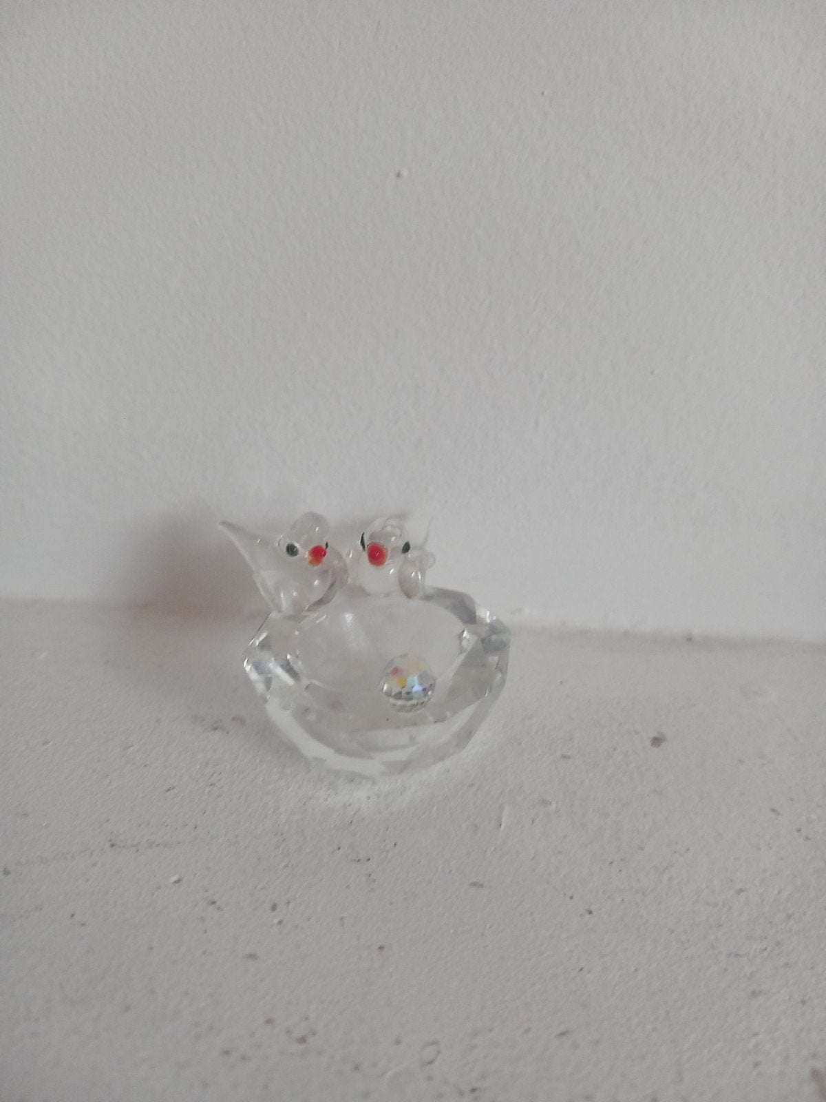 Glazen beeldje twee vogels op nest met kristal, Verzamelen, Ophalen of Verzenden, Zo goed als nieuw, Figuurtje