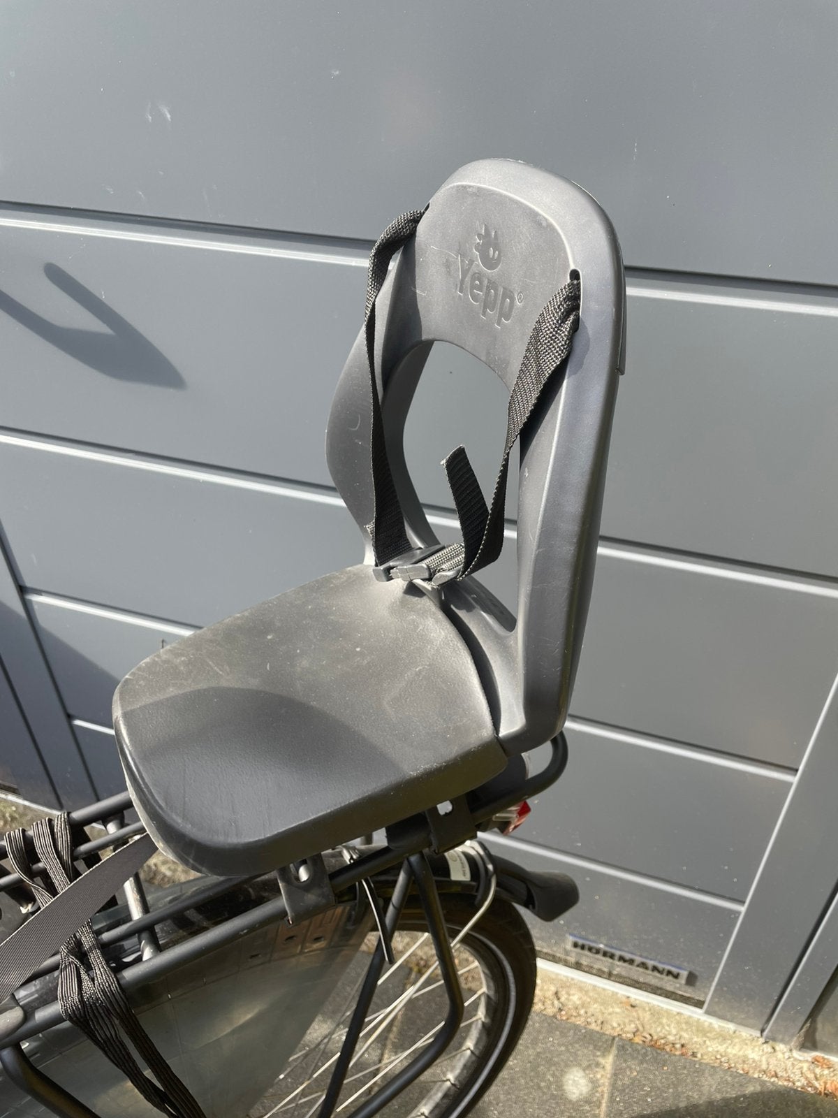 Yepp junior kinderzitje incl voetensteun met bandje (zwart), Fietsen en Brommers, Ophalen, Achterzitje, 9 t/m 36 kg, Gebruikt