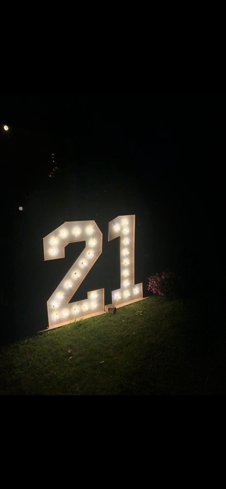 Lichtgevende cijfers '21' te huur voor feestjes, Hobby en Vrije tijd, Feestartikelen, Ophalen, Zo goed als nieuw, Versiering, Verjaardag