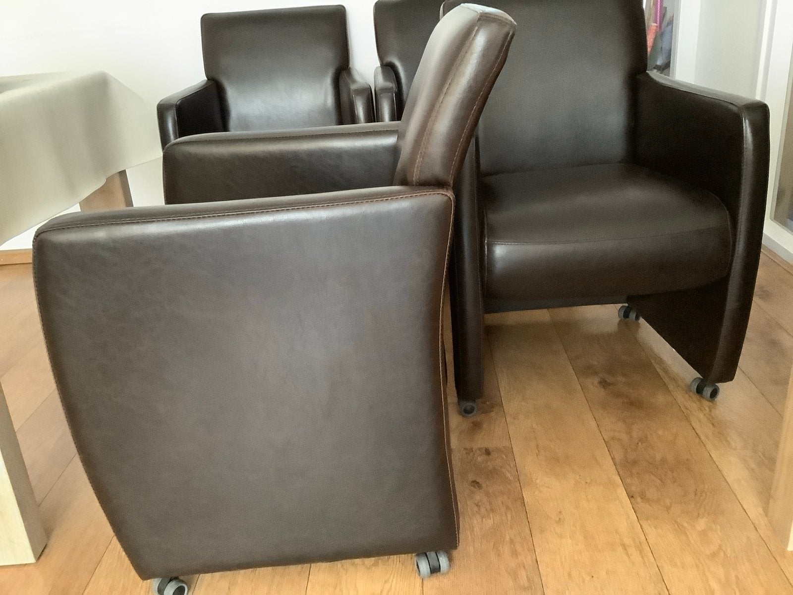 Set van 4 bruine  leren eetkamerstoelen op wieltjes, Ophalen, Gebruikt, Bruin, Mooie stijlvol voor elke eetkamer.
