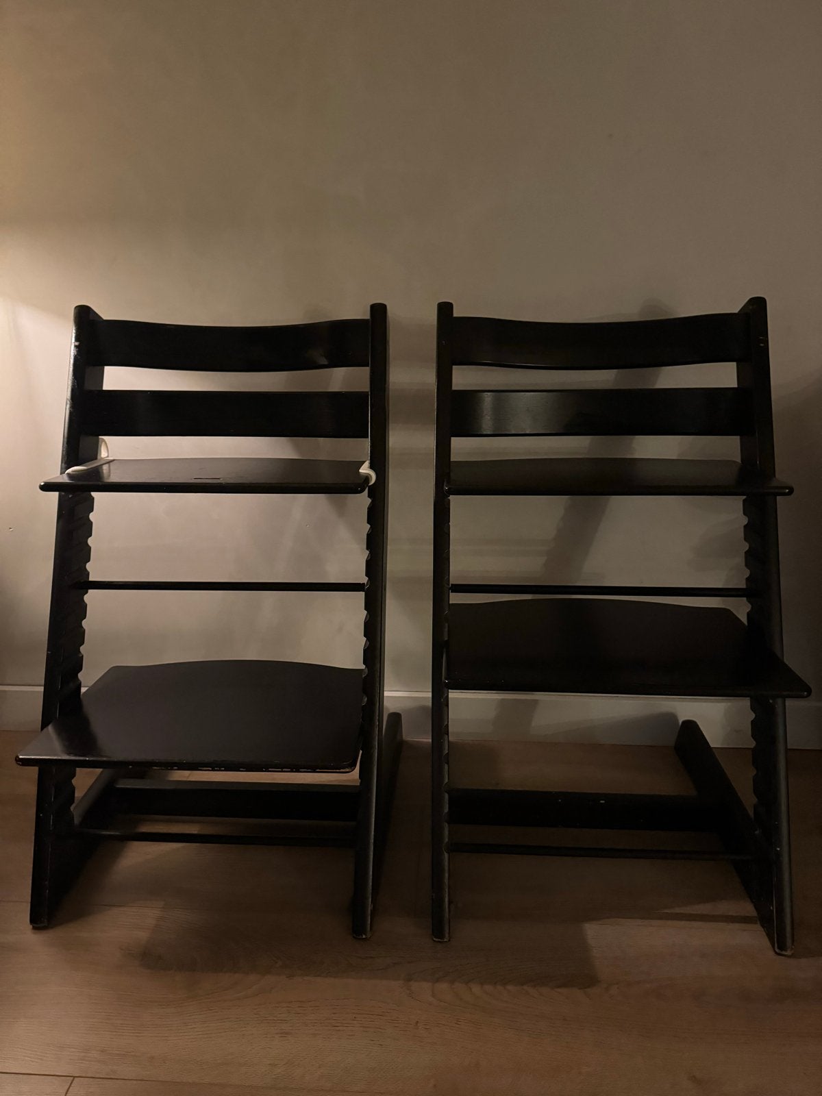 2x Zwarte Stokke Tripp Trapp Meegroeistoel, Ophalen, Gebruikt, Meegroeistoel