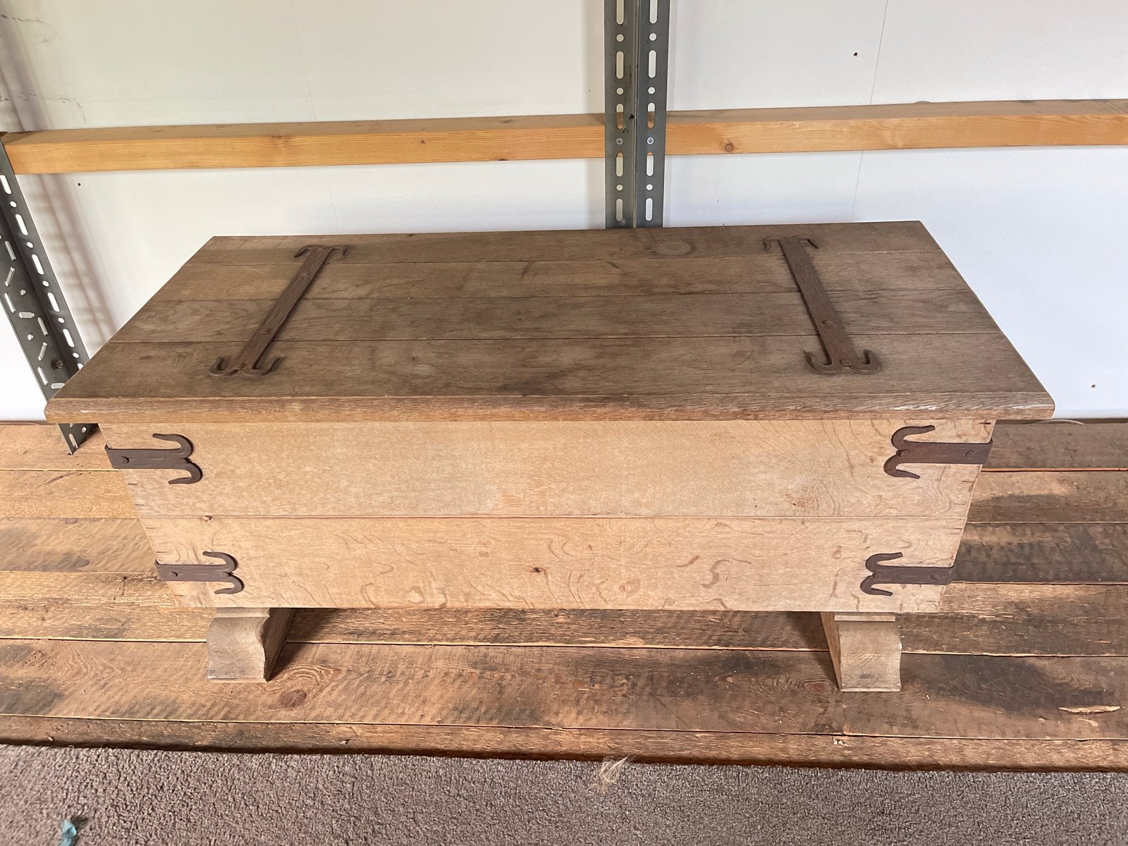 Antieke eiken houten kist met metalen beslag, Ophalen, Gebruikt, 100 tot 150 cm, 5 – 50