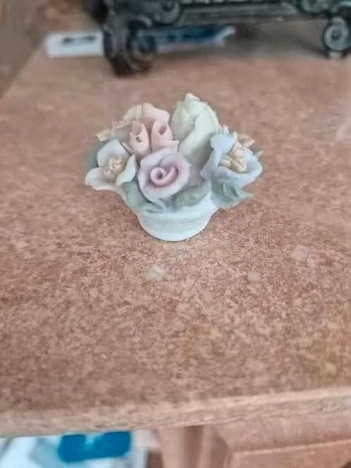 Klein porseleinen bloemenmandje - decoratie, Antiek en Kunst, Ophalen of Verzenden