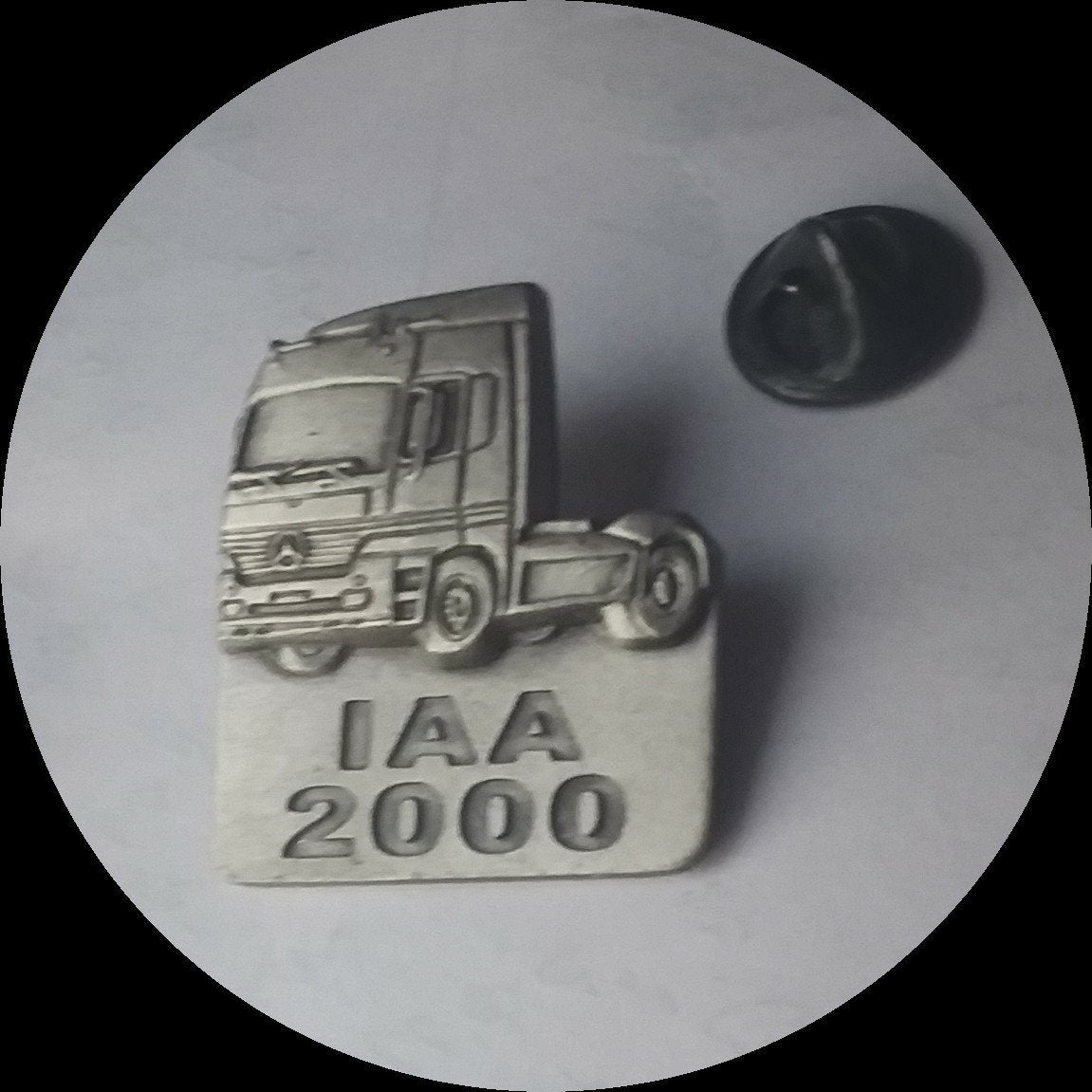 MERCEDES BENZ ACTROS pin, IAA 2000, Verzamelen, Speldjes, Pins en Buttons, Ophalen of Verzenden, Zo goed als nieuw, Transport