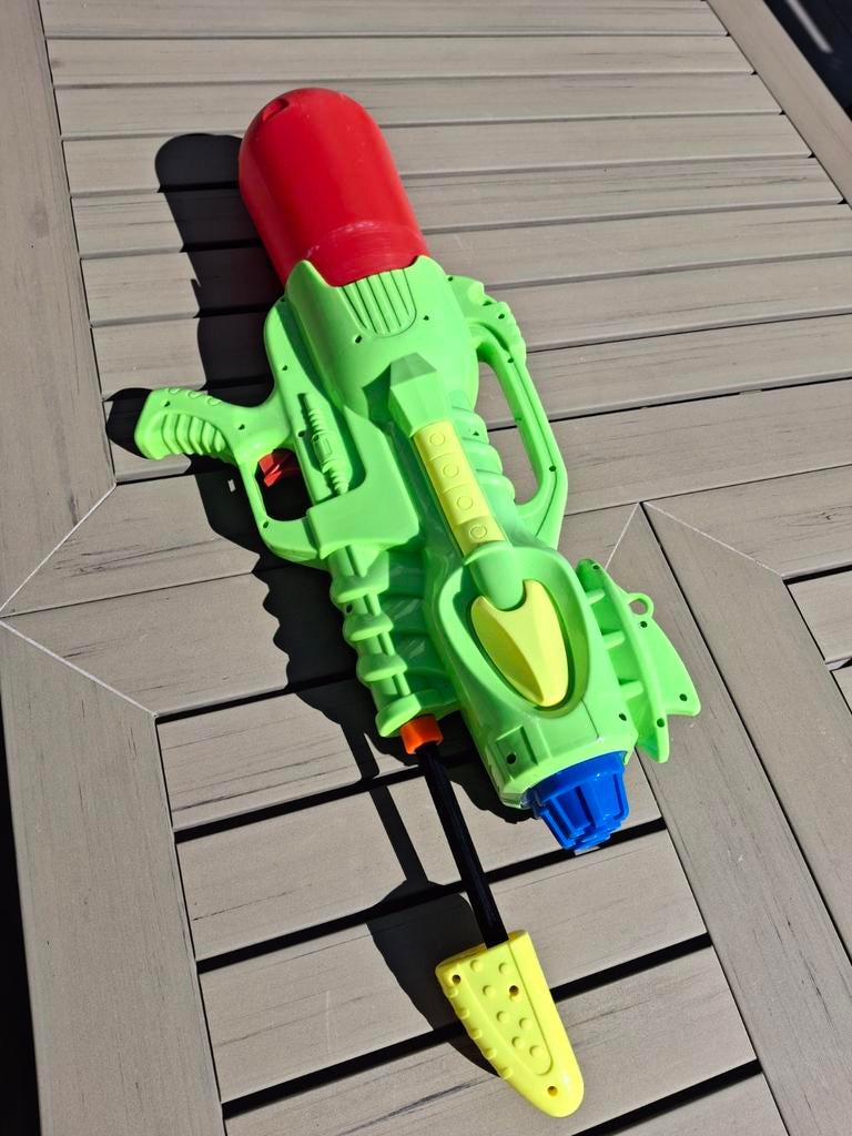 2 grote waterpistolen, Ophalen