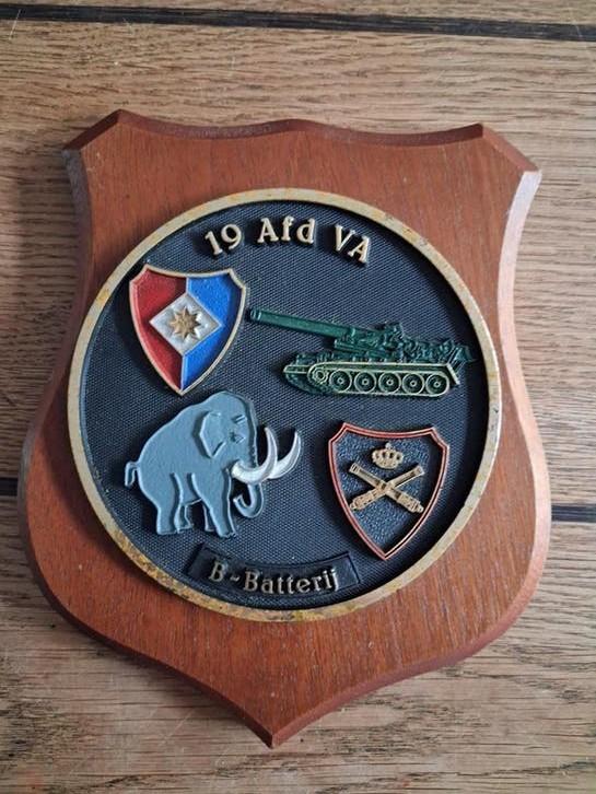 Wapenschild 19 Afd VA B Batterij 't Harde schild, Ophalen of Verzenden, Landmacht, Nederland, Overige typen