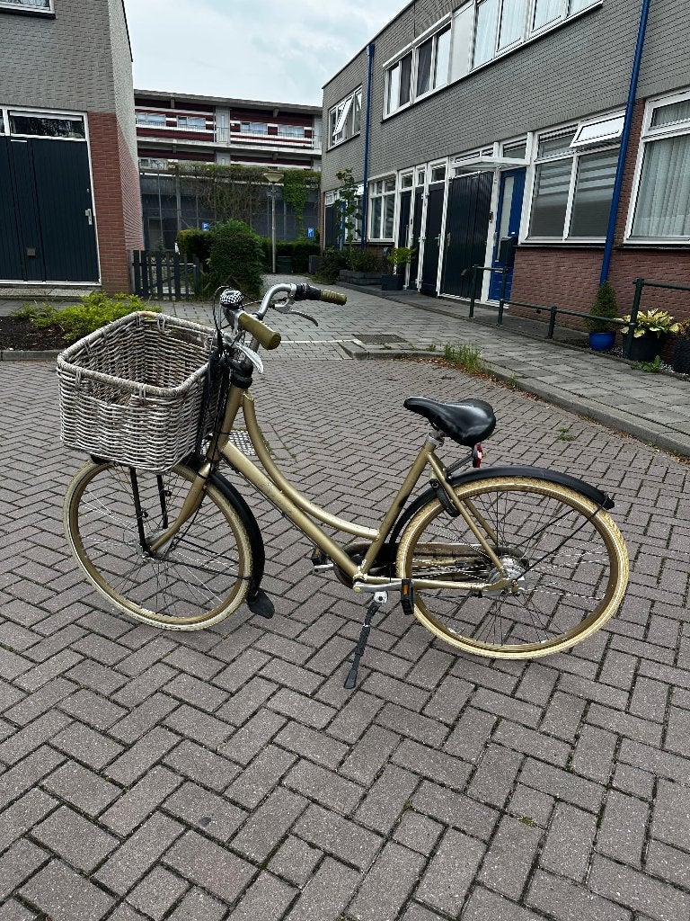 City bike with large basket, Fietsen en Brommers, Fietsen | Dames | Damesfietsen, 56 cm of meer, Ophalen, Gebruikt, Batavus