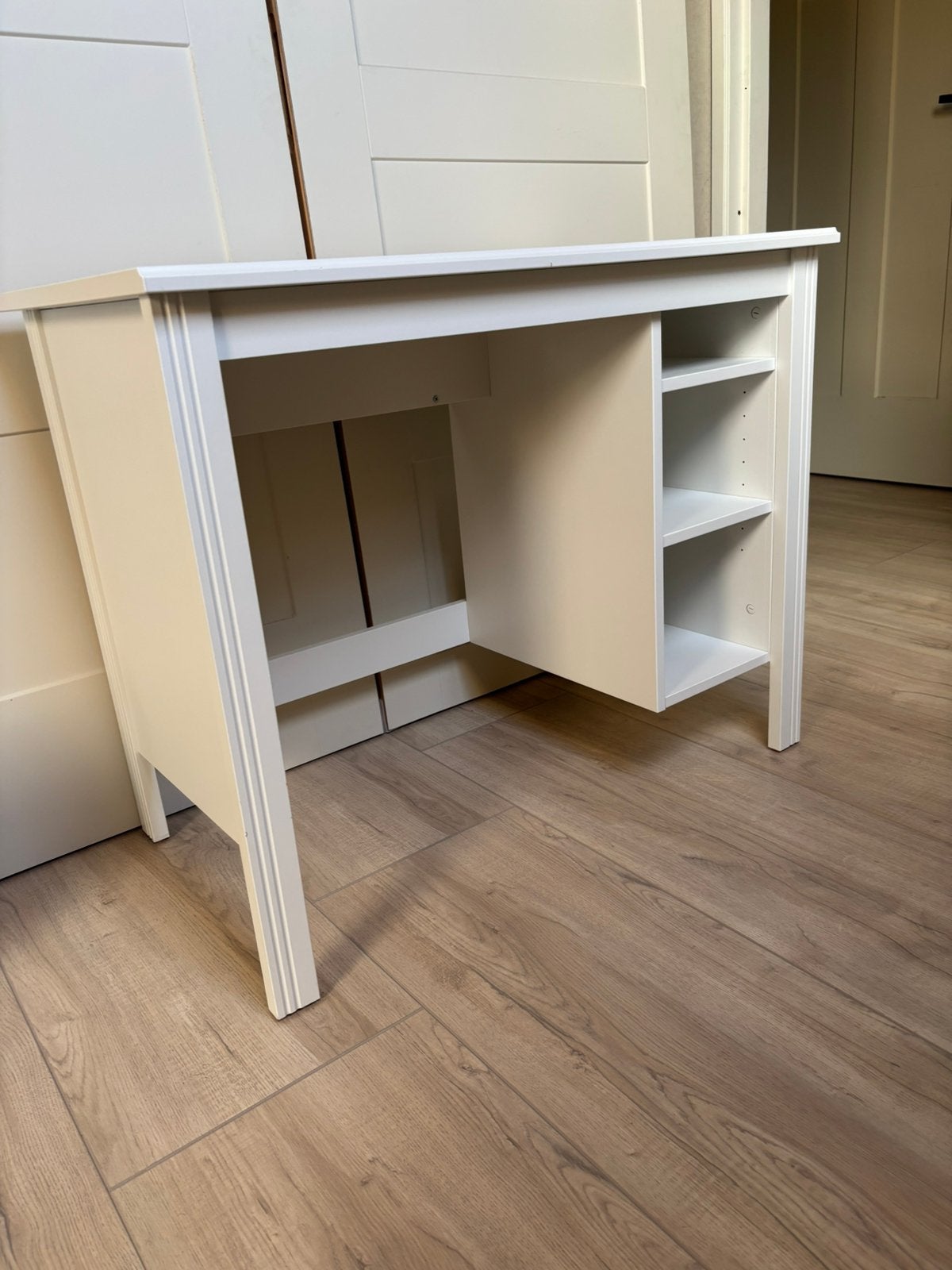 Bureau Ikea Brusali, Huis en Inrichting, Ophalen, Zo goed als nieuw