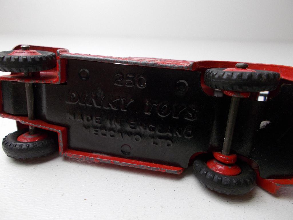 1955 Dinky Toys 250 STREAMLINED FIRE ENGINE (-C-), Ophalen of Verzenden, Gebruikt, Bus of Vrachtwagen, Dinky Toys