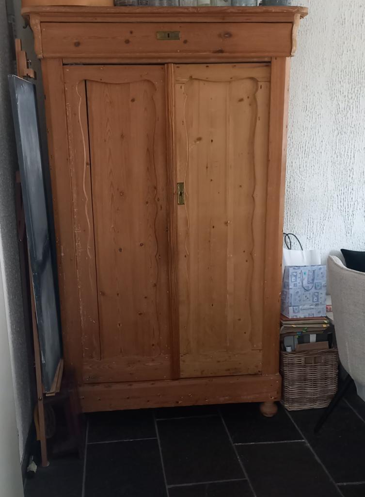 Antieke grenen meidenkast, Ophalen
