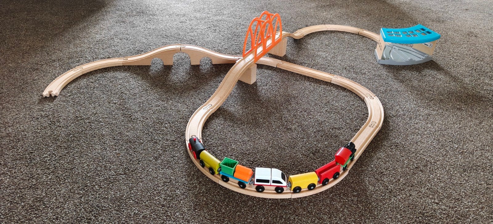 Houten treinbaan met treintjes en accessoires, Ophalen of Verzenden, Gebruikt, Rij- of Hobbelspeelgoed