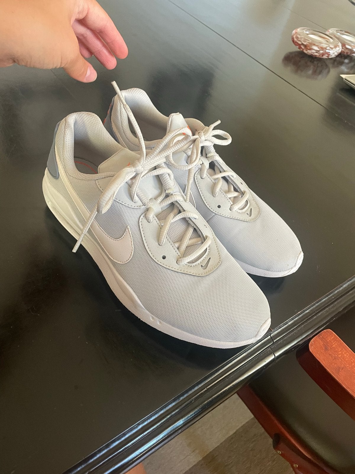 Zeer nette Nike sneakers - Maat 42,5 - Zo goed als nieuw, Ophalen of Verzenden, Grijs, Sneakers of Gympen, Zo goed als nieuw
